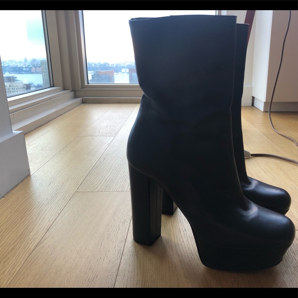 ALMOST BRAND NEW Gucci platform boots